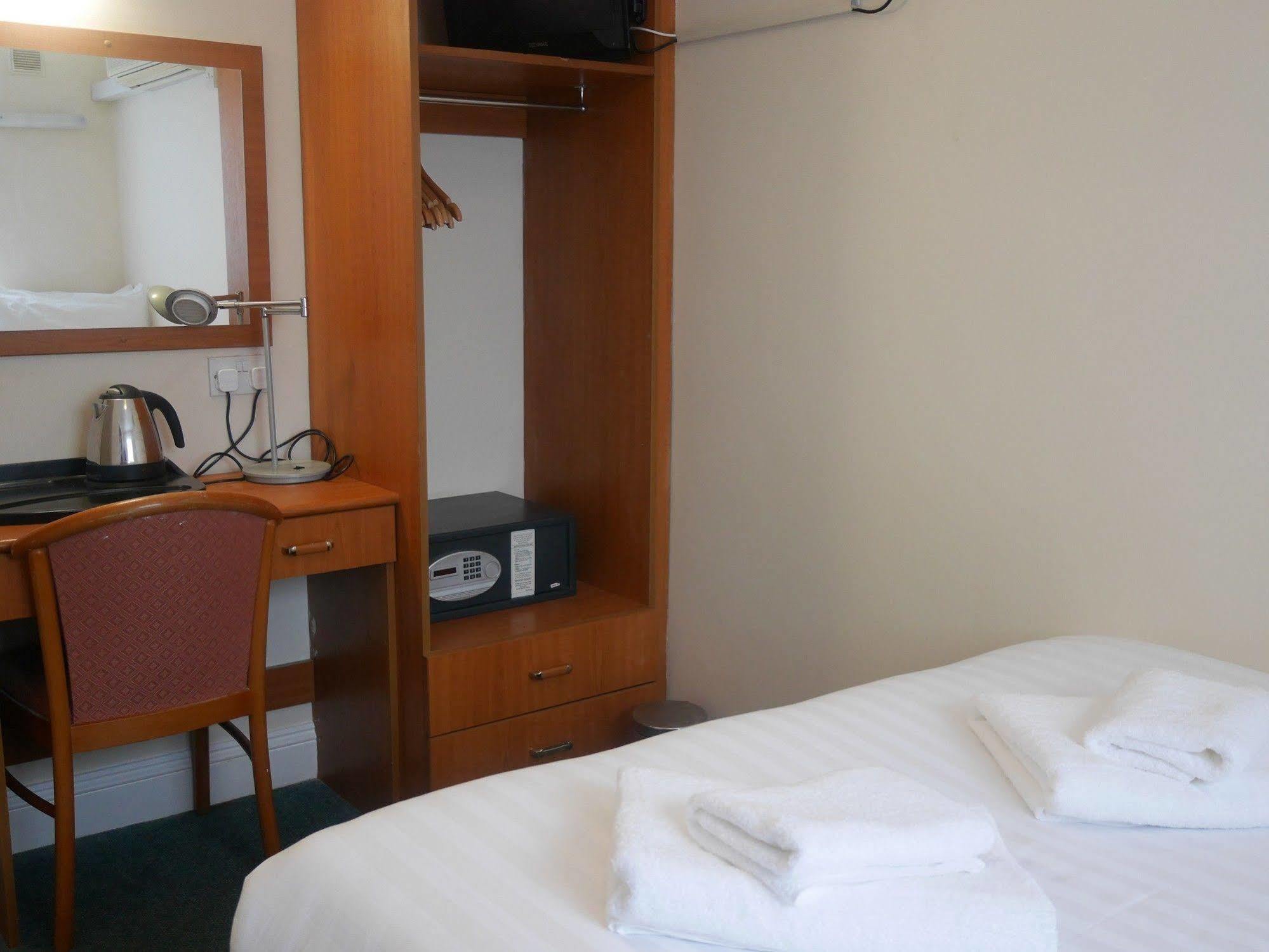 Sk Heathrow Hotel Hayes  Buitenkant foto